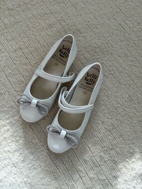 Girls' White Mary Jane Dress Shoes with Decorative Bow